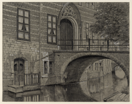30963 Gezicht op het zuidelijke gedeelte van de Kromme Nieuwegracht te Utrecht met de ingang en de toegangsbrug van ...